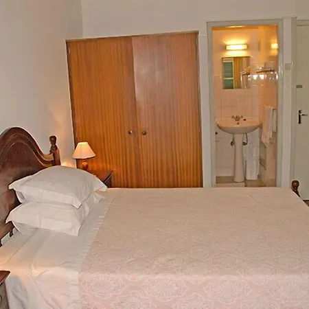 Pensao Astoria 3* פונשל